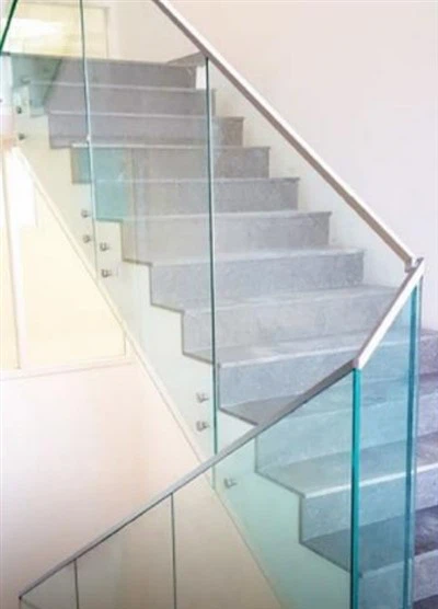 Är rostfria avdelare lätta att rengöra?